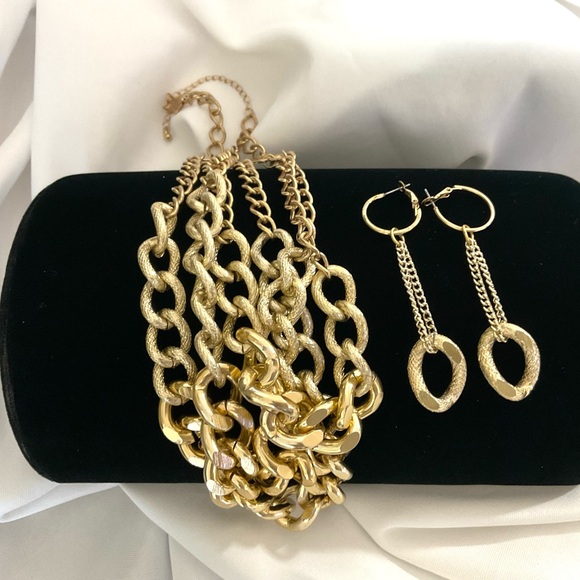 VINTAGE GOLDTONE CHAIN NECKLACE & EARRINGS - Picture 5 of 10